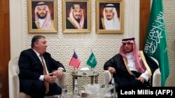 ABŞ-nyň döwlet sekretary Maýk Pompeo (ç) we Saud Arabystanynyň daşary işler ministri Adel al-Jubeir (s), Riýad, 16-njy oktýabr, 2018