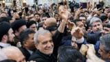 مسعود پزشکیان در جمع حامیانش در آرامگاه آیت‌الله خمینی در تهران