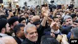  Пезешкиан измежду поддръжниците си след втория тур на президентските избори 