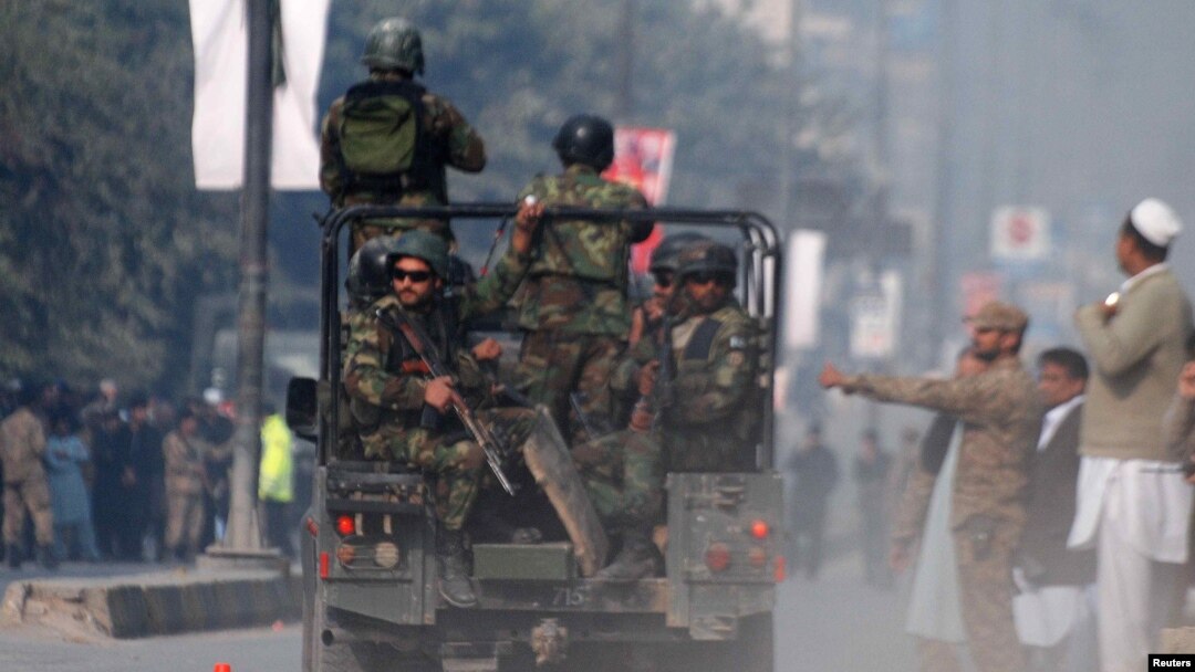 Pakistani soldiers on patrol in Peshawar (file photo)