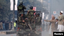 Pakistani soldiers on patrol in Peshawar (file photo)