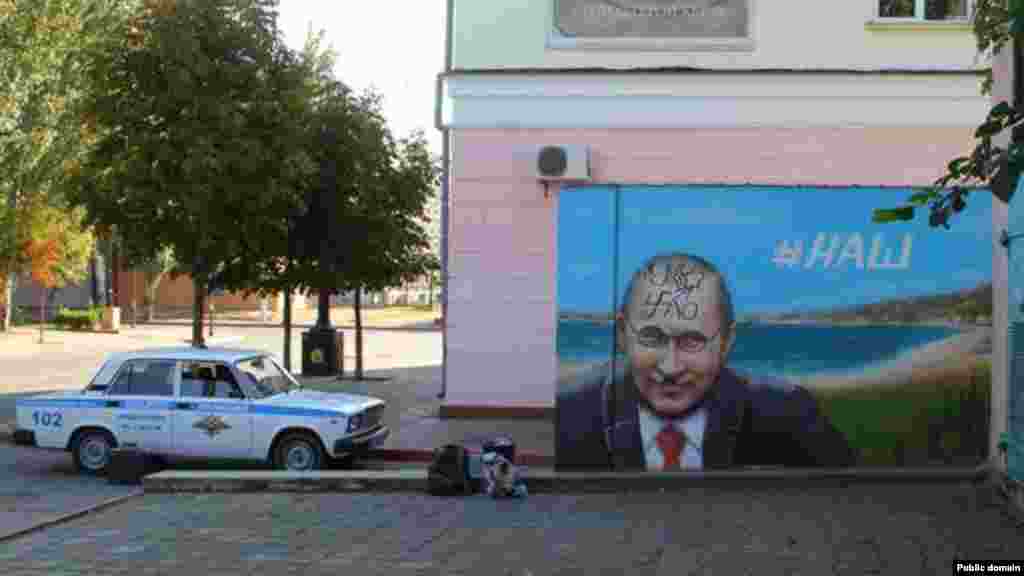 В Керчи в ночь на субботу 3 октября неизвестные разрисовали граффити с портретом Путина
