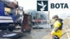 Një zjarrfikës shuan zjarret pasi një tren pasagjerësh u godit nga sulmet ruse me dronë në Shostka më 4 tetor 2025.