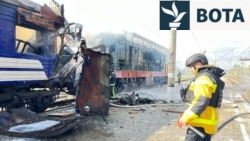 Një zjarrfikës shuan zjarret pasi një tren pasagjerësh u godit nga sulmet ruse me dronë në Shostka më 4 tetor 2025.