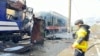 Un pompier lângă un tren de călători lovit de drone rusești la Șostka, 4 octombrie 2025