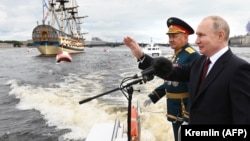 Президент Росії Володимир Путін та міністр оборони Росії Сергій Шойгу приймають морський парад у Санкт-Петербурзі, 25 липня 2021 року