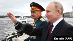 Рускиот претседател Владимир Путин и рускиот министер за одбрана Сергеј Шојгу присуствуваа на парадата за Денот на морнарицата во Санкт Петербург, 25 јули 2021 година