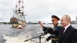 Путин и Шойгу на морском военном параде в Санкт-Петербурге в 2021 году