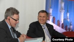 Euromoney Conferences мөхәррире Марк Джонсон һәм Татарстан премьер-министры Рөстәм Миңнеханов