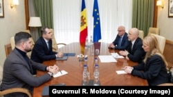 Premierul moldovean, Vasile Tofan și ministrul Energiei, Dorin Junghietu (stânga), în timpul discuției cu Denis Șmîhal (dreapta - centru), vicepremier și ministru al Energiei Ucrainei, Chișinău, 14 octombrie 2026