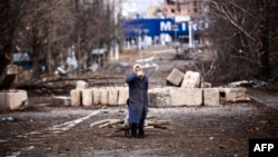 Местная жительница недалеко от Донецкого аэропорта. Донецк, ноябрь 2014 года. Иллюстративное фото