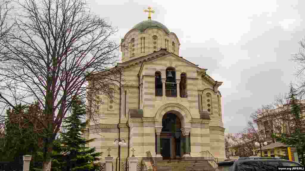 Сквер примикає до свято-Володимирського православного собору (УПЦ МП), відомого також як &laquo;усипальниця адміралів&raquo;