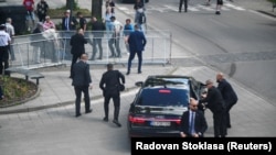 Slovački premijer Robert Fico povrijeđen je pošto je na njega pucano iz vatrenog oružja