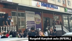 “Империал” окуу борборунун жабылышын талап кылган студенттер. Ош. 4-июнь, 2026-жыл.