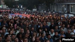 Учасники ходи пройшли до військового цвинтаря «Ераблур» у передмісті Єревана, де поховані багато жертв бойових дій у Карабасі