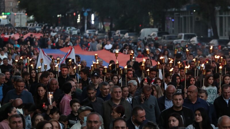 Армения: в Ереване прошло факельное шествие в память о жертвах войны в Карабахе