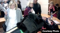 Ольгу Козько виносять на ношах, фото надане активісткою «Опори» Мариною Макухою