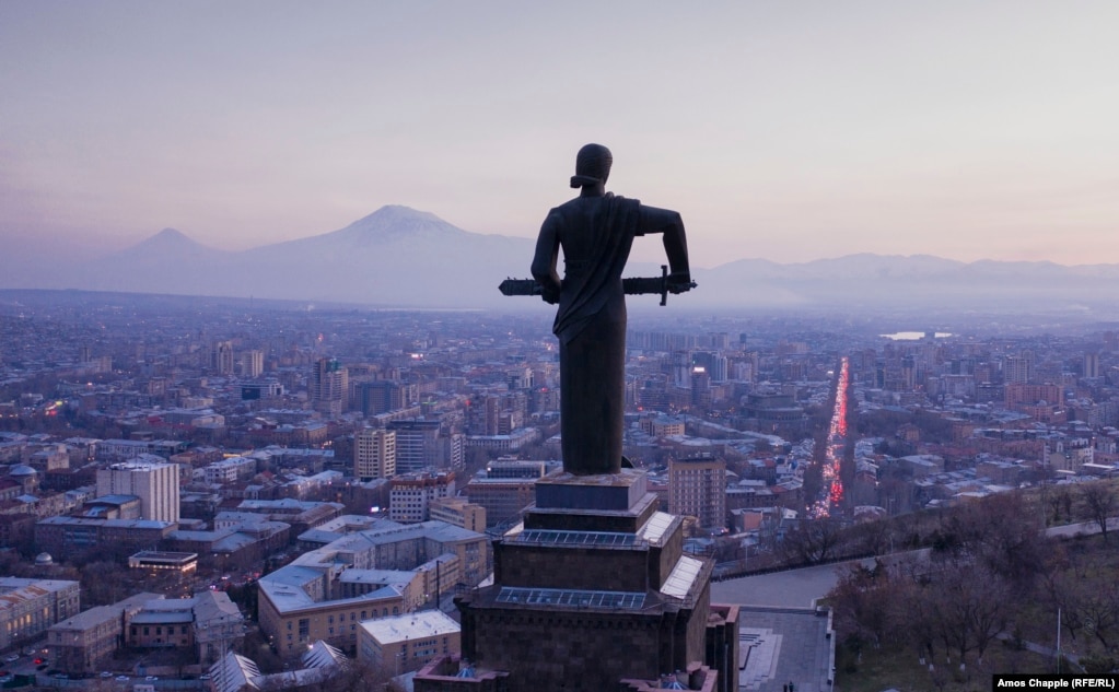 Bjeshka e Araratit (majtas) shihet pas monumentit Nënë Armenia në Jerevan.