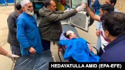 ارشیف، په یوه چاودنه کې ټپي شوې ماشومه