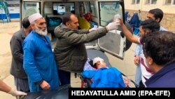 Ekipe medicinske pomoći pomažu ranjenima, Kabul