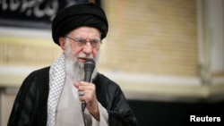 Виступаючи 3 січня на телебаченні, Хаменеї, як і інші представники іранського керівництва, назвав обґрунтованими побоювання вуличних торговців у зв’язку з девальвацією національної валюти