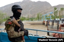 Киргизький солдат охороняє водозабір поблизу села Кок-Таш біля кордону Киргизстан – Таджикистан, 5 травня 2021 року