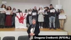 Studenti u blokadi Filozofskog fakulteta sa tadašnjom dekankom Natalijom Jovanović u toku studentskih blokada fakulteta, 6. decembar 2024.