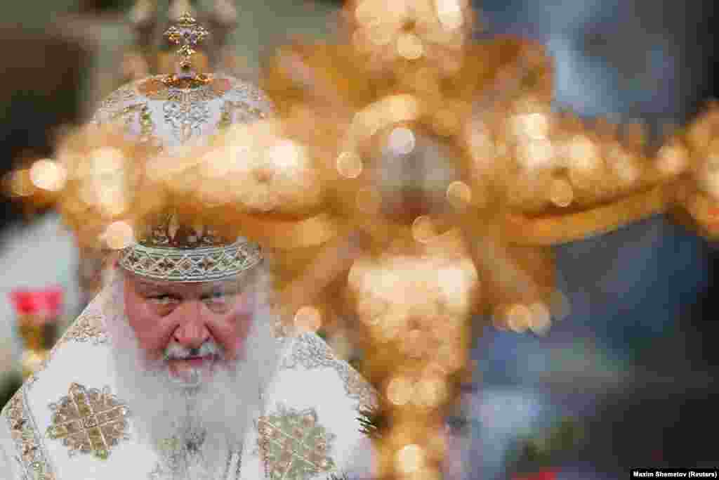 Московский патриарх Кирилл проводит Рождественскую службу в храме Христа Спасителя в Москве