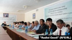 Халқаро матбуот эркинлиги кунига бағишлаб Тожикистон пойтахтида ўтказилган давра суҳбатида ўтган йил мобайнида мамлакатда сўз эркинлиги билан боғлиқ вазият салбий томонга ўзгаргани бир овоздан эътироф этилди.