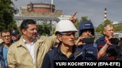 Directorul general al AIEA Rafael Grossi (center) și mai mulți membri ai unei delegații AIEA inspectează centrala nucleară de la Zaprojie, septembrie 2022