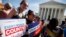 Activiști care protestează în fața Curții Supreme a Statelor Unite împotriva întrebării ce vizează cetățenia. Washington, 23 aprilie 2019
