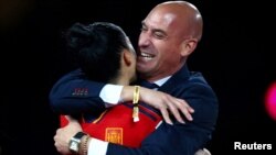 Ish-presidenti i Federatës së Futbollit të Spanjës, Luis Rubiales, e përqafon futbollisten Jenni Hermoso, për ta festuar triumfin e Spanjës kundër Anglisë në finale të Kupës së Botës së grave, 20 gusht 2023, Australi.