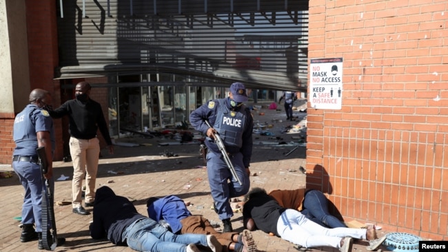 Policia arreston disa protestes në Afrikë të Jugut.