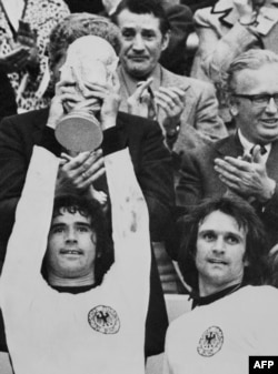 Герд Мюлер държи трофея от световното първенство през 1974 г., 7 юли 1974 г.