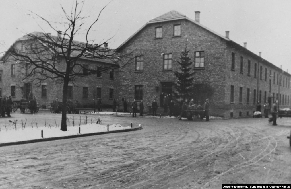 Das linke Foto vom Januar 2015 zeigt Touristen, die Block 15 des Lagers erkunden. Das rechte Foto zeigt Nazis, die während des Krieges Weihnachtsbäume auf dem Lagergelände pflanzen.