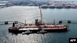Një anije cisternë me naftë të papërpunuar duke u ankoruar në një port në provincën Shandong të Kinës më 28 prill 2026. 