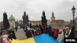 Украинцы и чехи во время акции ко Дню соборности Украины. Прага, 20 января 2019 года
