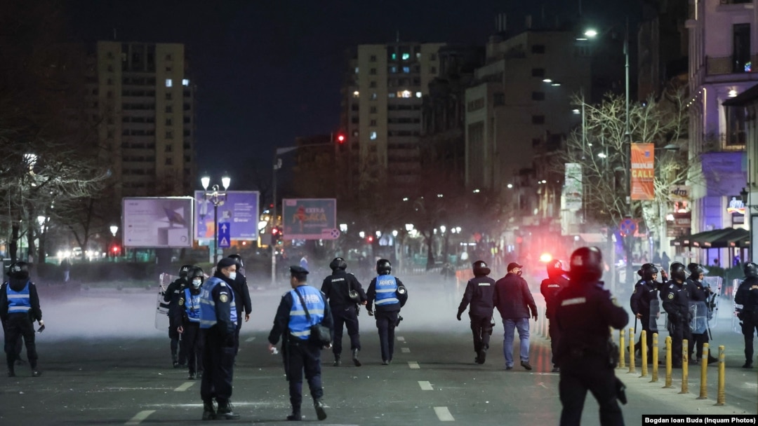 
Protestele organizate de cei nemulțumiți de măsurile de protecție au degenerat la București. Mai multe persoane au fost arestate