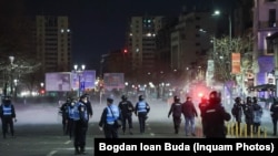 
Protestele organizate de cei nemulțumiți de măsurile de protecție au degenerat la București. Mai multe persoane au fost arestate