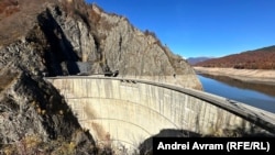 Colegii Mihnea Lazăr și Andrei Avram au aflat la fața locului că lacul de acumulare de la Vidraru urmează să fie golit tehnologic pentru reparații. Aceasta cu săptămâni înainte ca golirea și a lacului de acumulare de la Platinu să provoace criza apei potabile din județul Prahova.