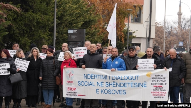 Protesta e punëtorëve shëndetësorë në Prishtinë më 5 dhjetor 2024.