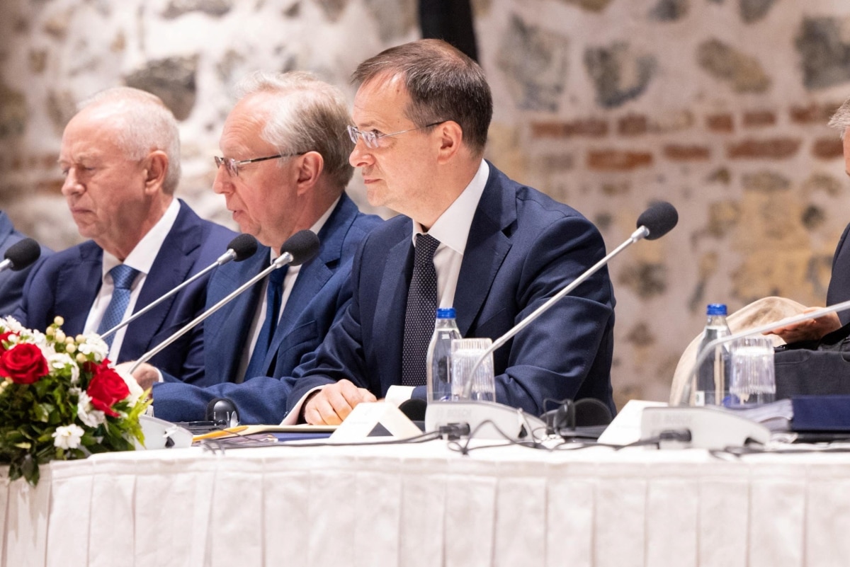 Організація головного перемовника від РФ збирає на рушниці для армії та навчає дітей в Донецьку оперувати дронами – «Схеми»