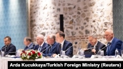 Стамбұлдағы келіссөзге қатысып жатқан ресейлік делегация,