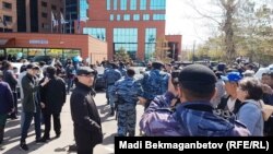 Задержания на месте акции с требованием освобождения политических заключенных и недопущения пыток. Астана, 10 мая 2018 года.