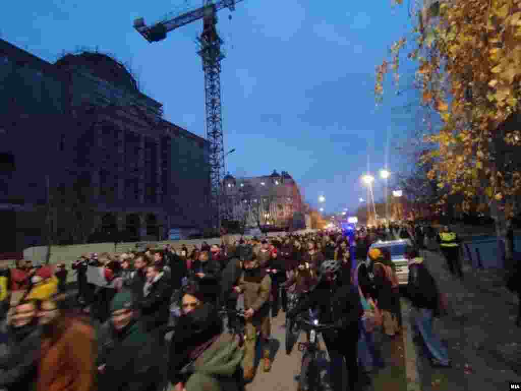 Владата да застане зад општиот интерес - здравјето, побараа насобраните пред Владата.