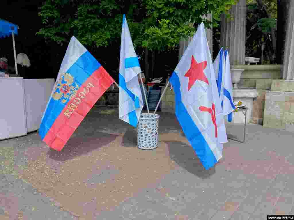 Скудная торговля атрибутикой на Приморском бульваре, Сеавстополь, 26 июля 2026 года