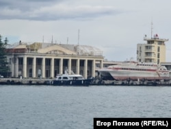 Вид на будівлю морського порту Ялти, архівне фото