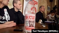 Олег Шеин (справа) на пресс-конференции в Москве
