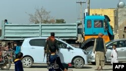 Službenik obezbjeđenja provjerava vozilo u blizini mjesta samoubilačkog bombaškog napada u Kandaharu, u Afganistanu, 21. marta 2024.