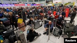 Pamje nga Aeroporti Gatwick në Londër.